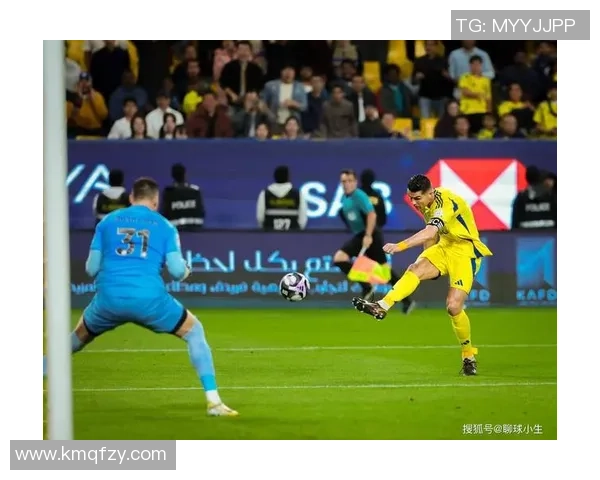 足球巨星赛场受伤流血瞬间震撼剪辑全景展现比赛残酷真实